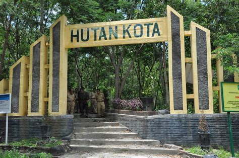 Hutan Kota Trenggalek, Tempat Wisata yang Sejuk nan Asri ...