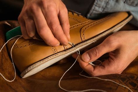 Shoemaker in workshop making shoes | Free Photo