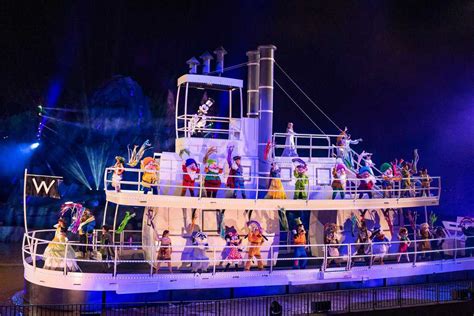 Disney Fantasmic! Characters Improvise Finale Without Boat at Hollywood Studios • DisneyTips.com