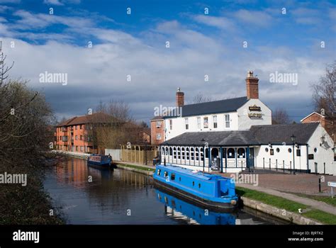 Narrow boat and the Boat Inn on the Grand Union Canal, Loughborough ...