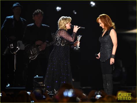 Kelly Clarkson Presents Reba McEntire Milestone Award at ACM Awards ...