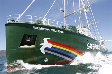 Greenpeace Bari: Rainbow Warrior in Italia!