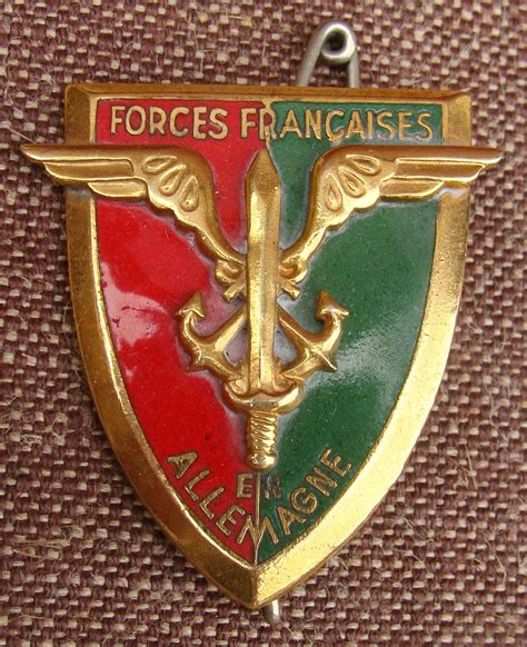 a badge with the words forcesfrancaises on it