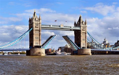 Tower Bridge and the London Skyline jigsaw puzzle in Bridges puzzles on ...