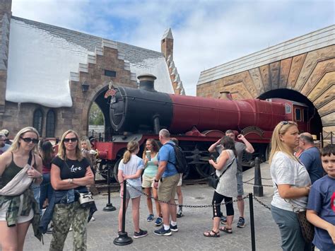 Construction Walls Removed from Hogwarts Express Display at Universal's ...