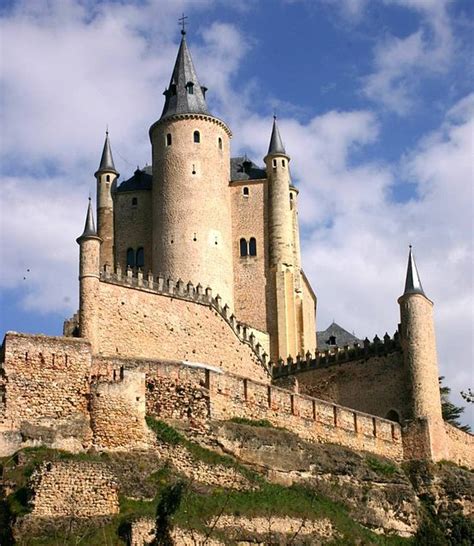 Alcazar de Ségovie — Wikipédia | European castles, Beautiful castles ...