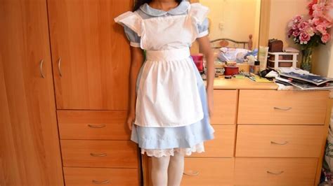 How to Sew a Charming Alice in Wonderland Apron for an Alice Costume | Upstyle