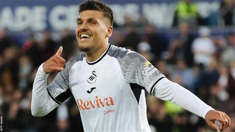 Joel Piroe: Swansea City discussing new contract with striker, says ...