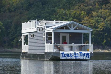 Peek Inside the Most Charming Tiny Houseboat | House boat, Floating ...