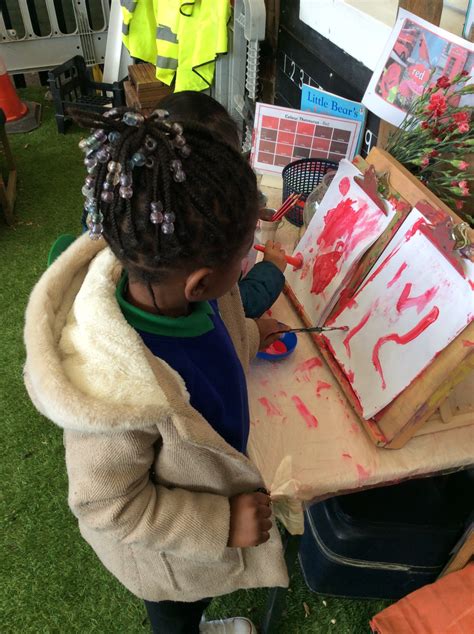 Noel Park Primary School - N22 on Twitter: "Nursery are painting flowers. “Flowers need water to ...