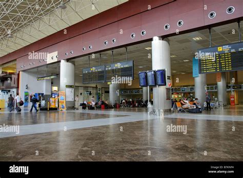 Airport terminal airline arrival and departures board travellers Stock Photo: 21946936 - Alamy