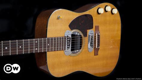 Kurt Cobain's acoustic guitar sells for $6 million – DW – 06/21/2020