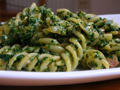 Easily Good Eats: Spinach in Blue Cheese Sauce with Fusilli