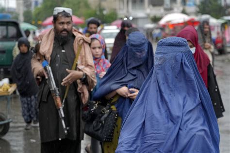 Taliban demand Afghan women wear burqa in public | Daily Sabah