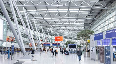 Flughafen Düsseldorf: Airport DUS - Passagiere warten lange auf Gepäck