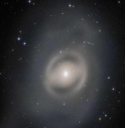 Hubble Focuses on Beautiful Lenticular Galaxy | Sci.News