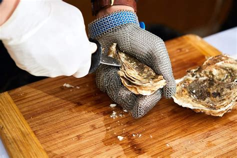 5 Best Oyster Shucking Gloves Of 2023 - Foods Guy