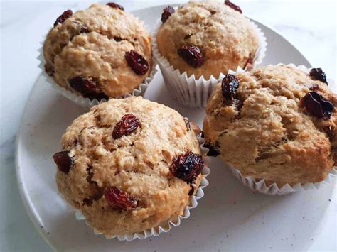 Healthy banana oat muffins with raisins | Hint of Healthy