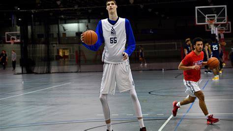 Newsela | Robert Bobroczky is 7 feet 7 inches and can dunk without trying