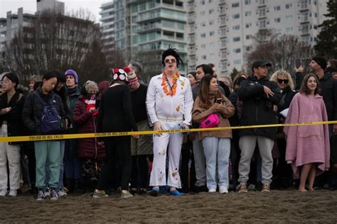 Vancouver Polar Bear Swim returns to English Bay | CBC News