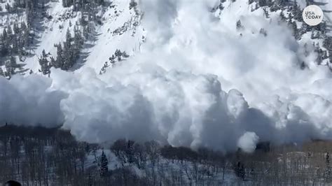 Avalanche charges down a Utah mountain, covers skiers in a snow cloud