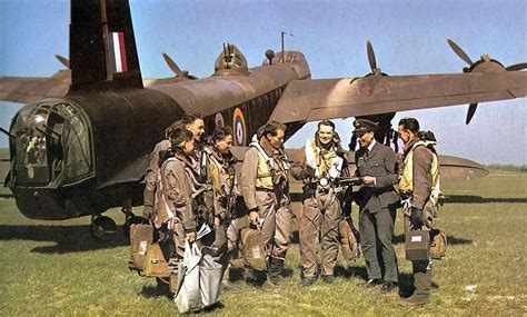 Crew beside Stirling bomber | Wwii aircraft, Aircraft, Wwii