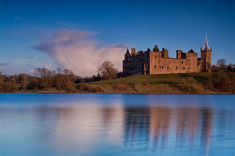 Linlithgow Palace and a very still water Loch | Scotland castles ...