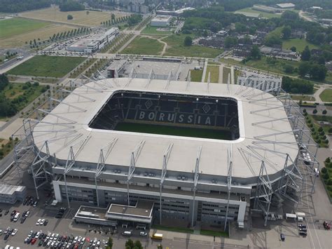 Estadio Borussia-Park está situado en Mönchengladbach y es utilizado en ...