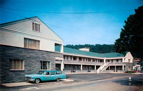 Carolyn Courts Motel in Everett, Pennsylvania 1957 Plymouth Custom Suburban