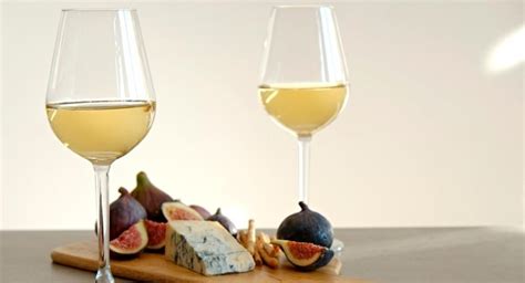 Chardonnay Vs Pinot Grigio - DrinkStack