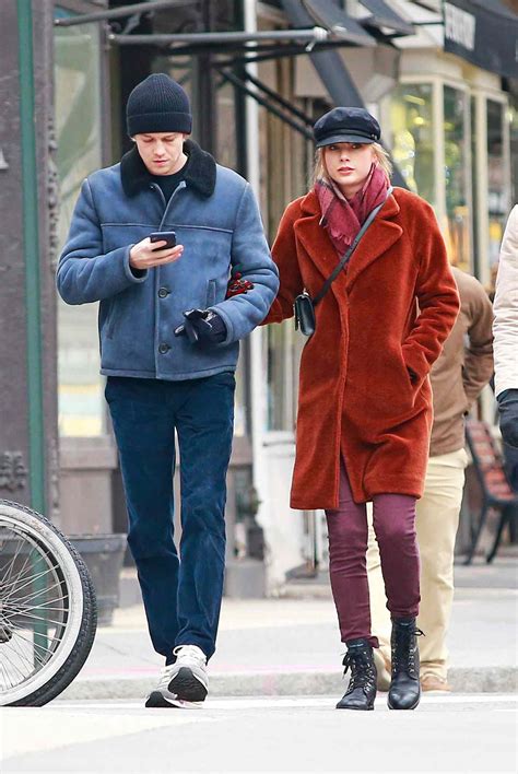 Taylor Swift & Joe Alwyn Walk Arm-in-Arm in N.Y.C.