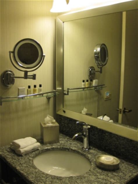 Chicago Crowne Plaza bathroom – Loyalty Traveler