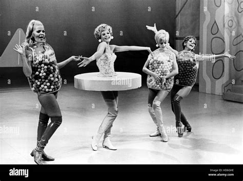 ROWAN AND MARTIN'S LAUGH-IN, Eileen Brennan, Pam Austin, Goldie Hawn ...