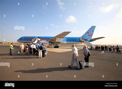 Îles du Cap Vert, l'aéroport de Boa Vista les passagers d'un thomson ...