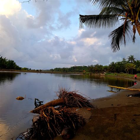 Andreas Harsono: Liburan di Pantai Selatan Pulau Jawa