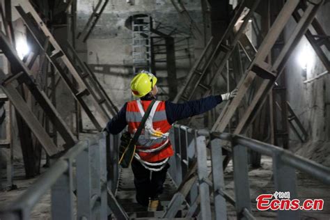 Workers keep Beipan River bridge safe during travel peak(7/9)