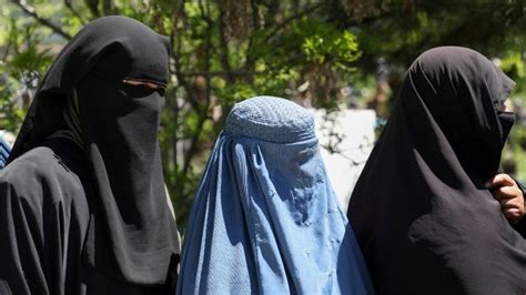 Afghanistan: Taliban tell working women to stay at home - BBC News