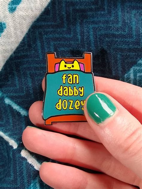 Fan Dabby Dozey Insignia de pin de esmalte - Etsy España