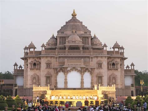 Akshardham Temple Gandhinagar Guide | Timings, Poojas & History