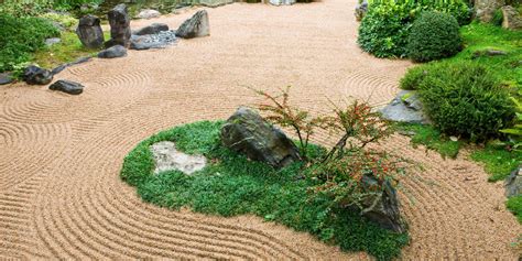 How to create a Japanese zen garden, according to experts