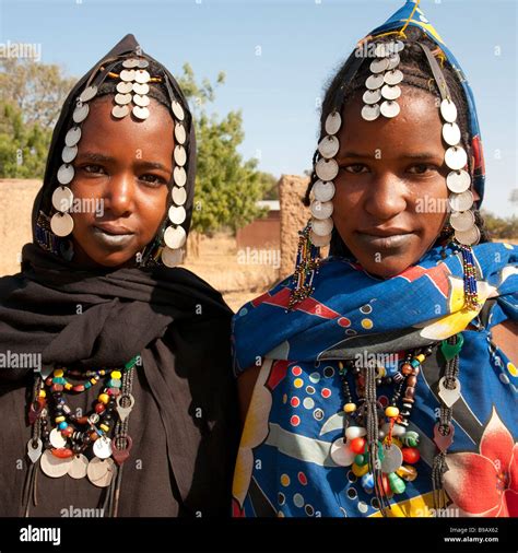 África occidental, Malí grupo étnico Peul retrato de dos jóvenes mujeres Fotografía de stock - Alamy