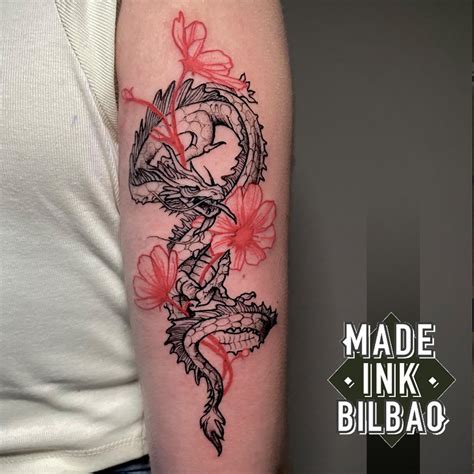 Tatuaje dragón japonés con flor - Made Ink Bilbao