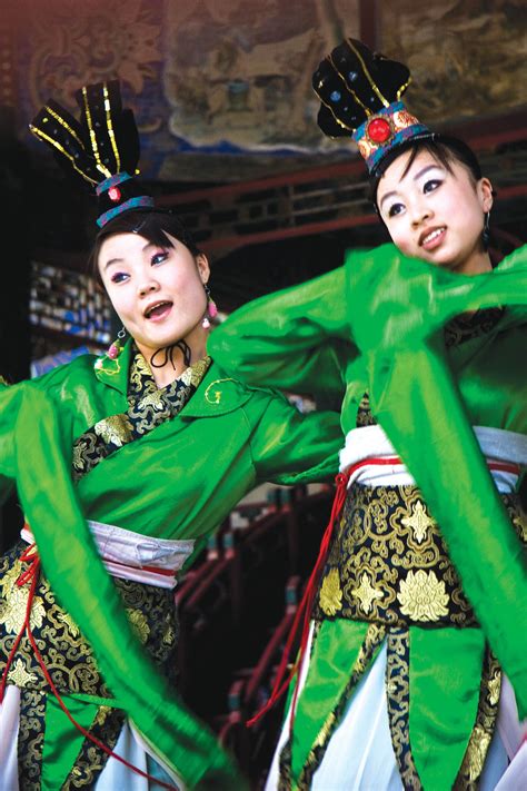 Festivities in Beijing, China. Photo by Dylan Ju Wei Toh | Traditional outfits, Beijing china ...