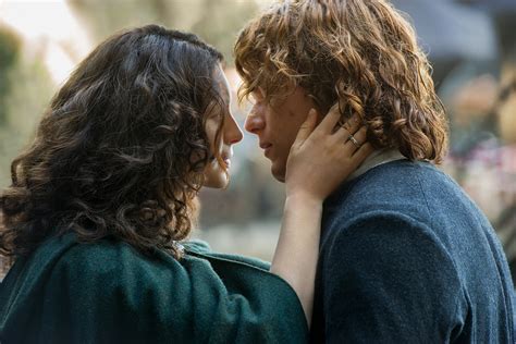 26 Romantic Outlander Scenes From Season 2 (PHOTOS) – TV Insider