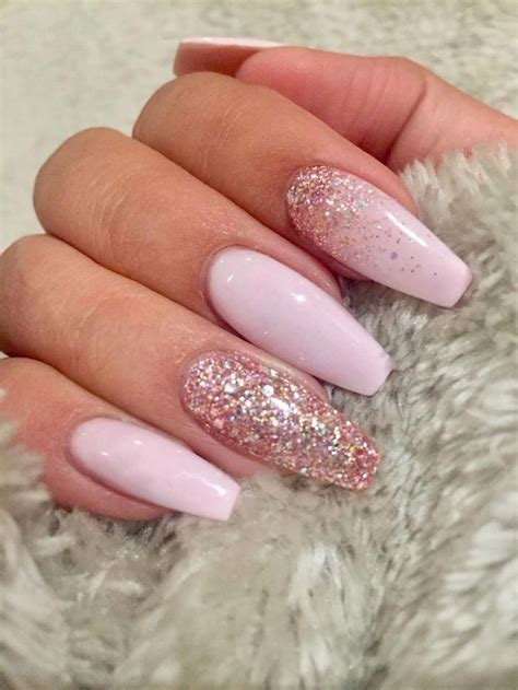 uñas esculpidas en rosa bebé, decoradas con purpurina rosa y unidas a una mano, ... | Uñas ...