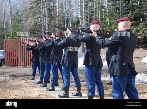 21 gun salute hi-res stock photography and images - Alamy