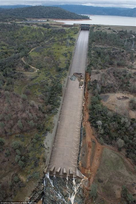 Gaping hole grows in the spillway of Oroville dam | Daily Mail Online