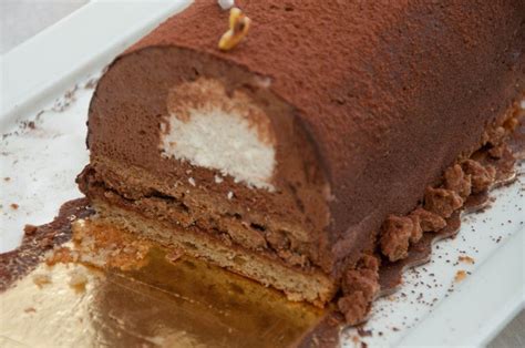 Bûche façon Trianon chocolat vanille praliné Buche Facon Tiramisu, Christmas Cake, Xmas, Praline ...
