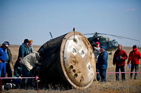 landing - Flashing lights on soyuz underside? - Space Exploration Stack Exchange