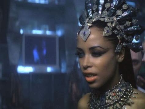 Aaliyah on the set of the movie "Queen of the Damned " - Aaliyah Photo ...